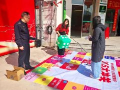 <b>工做人员还利用检定的电子秤为群众称量手机并</b>